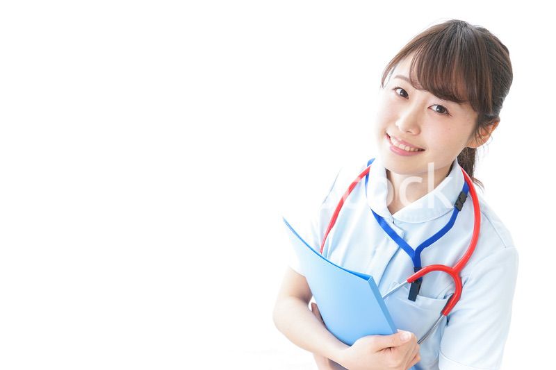 笑顔の若い看護師