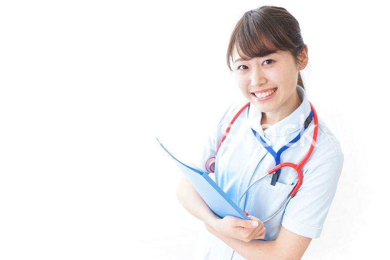 笑顔の若い看護師