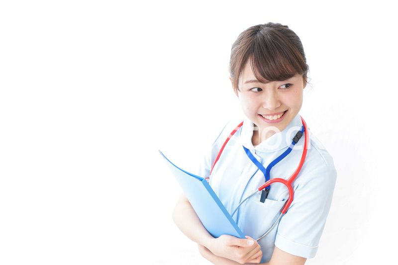 笑顔の若い看護師