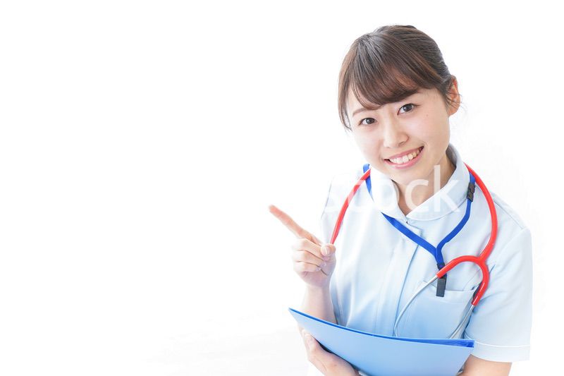 笑顔の若い看護師