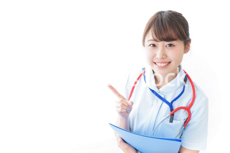 笑顔の若い看護師