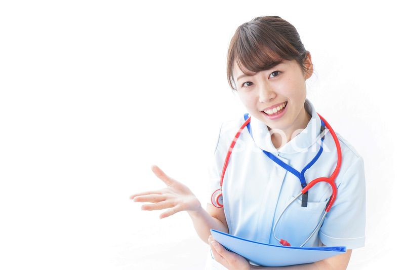 笑顔の若い看護師