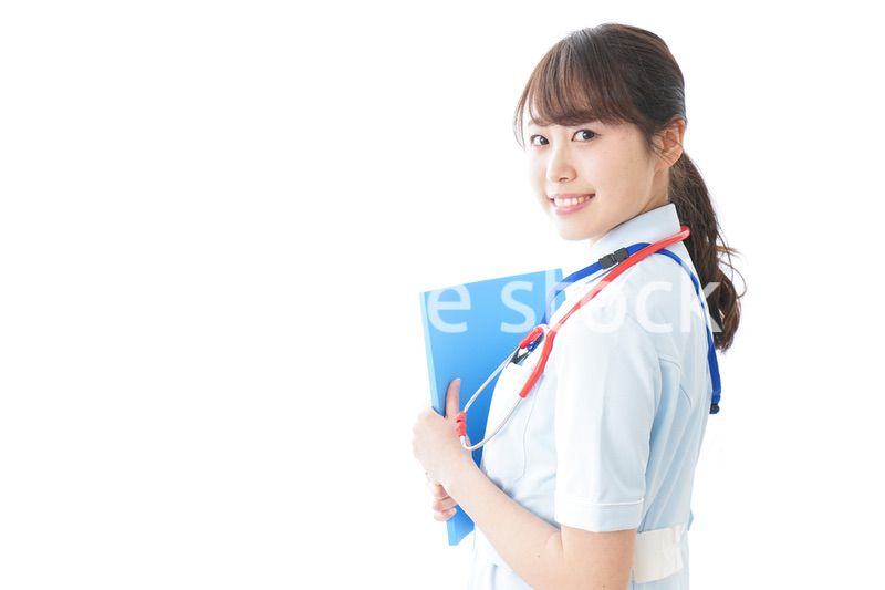 笑顔の若い看護師