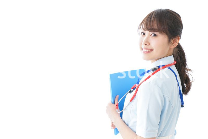 笑顔の若い看護師