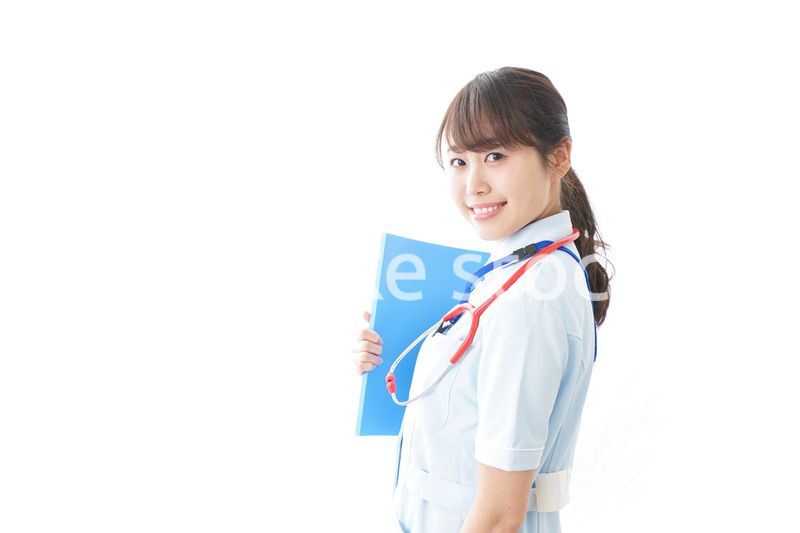 笑顔の若い看護師