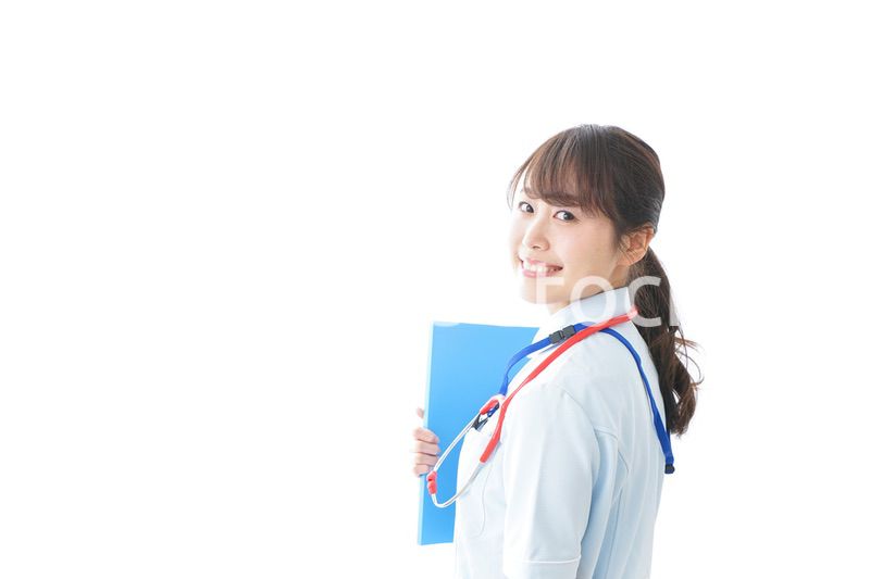 笑顔の若い看護師