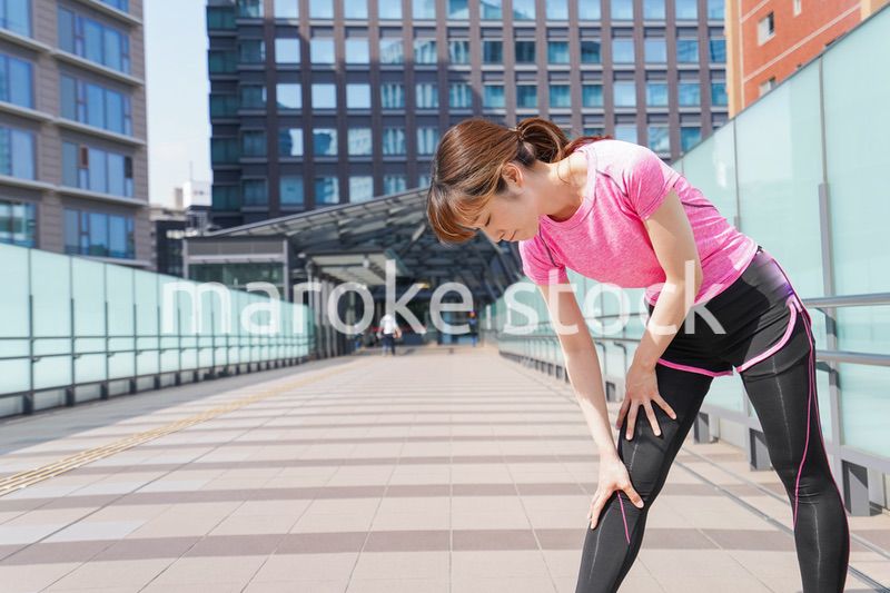 ストレッチをする女性