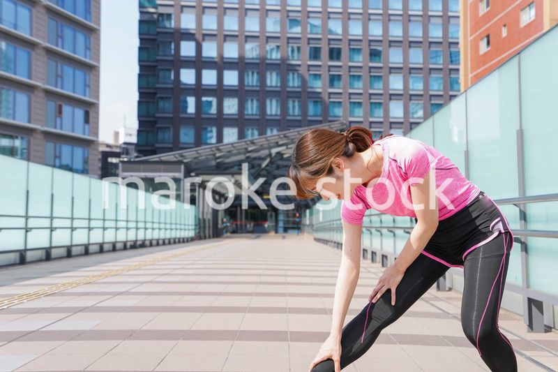 ストレッチをする女性