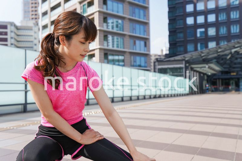 ストレッチをする女性