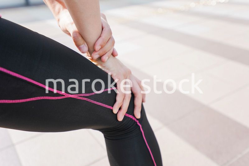 ストレッチをする女性