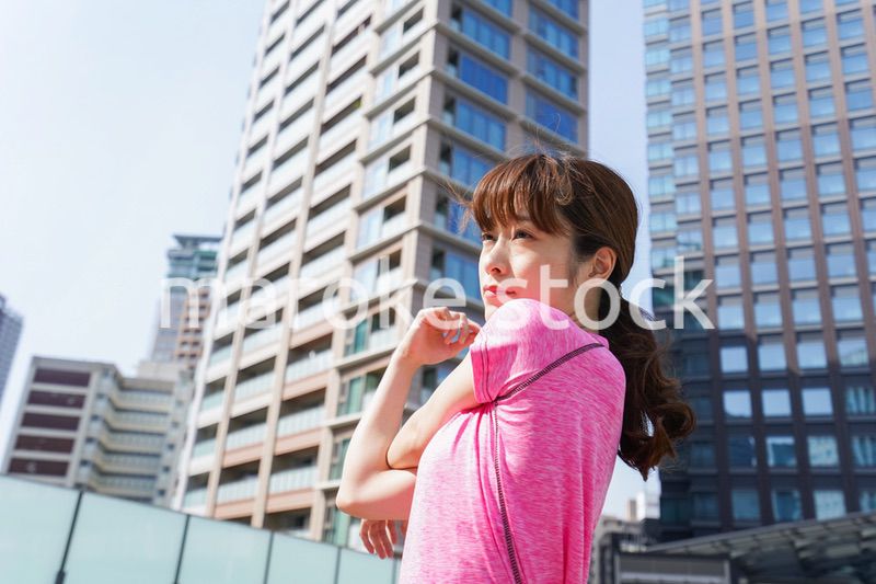 ストレッチをする女性