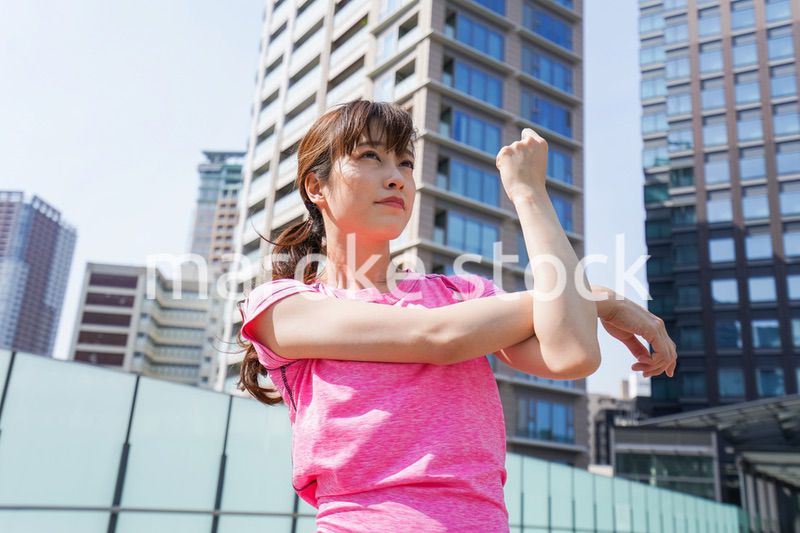 ストレッチをする女性