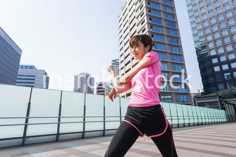 ストレッチをする女性