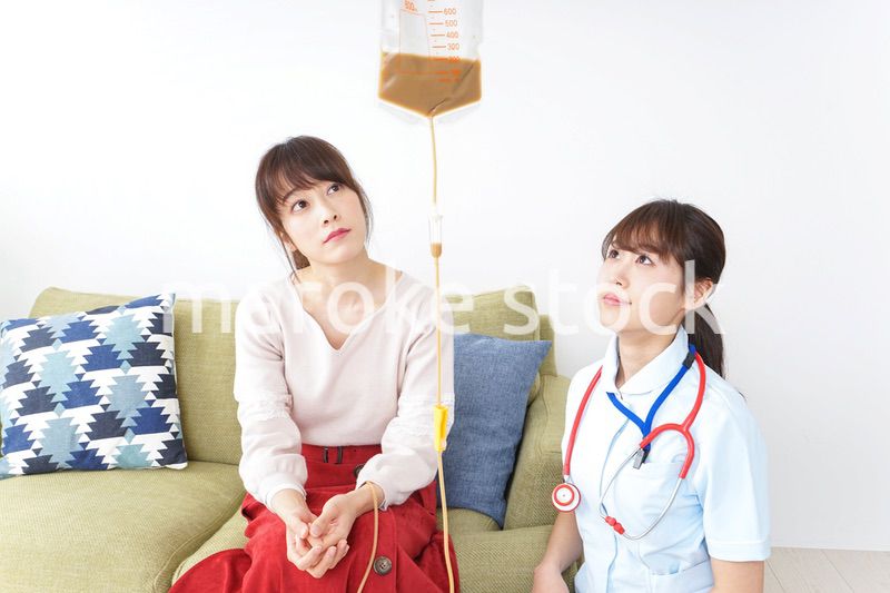 在宅で治療を受ける患者と訪問ナース