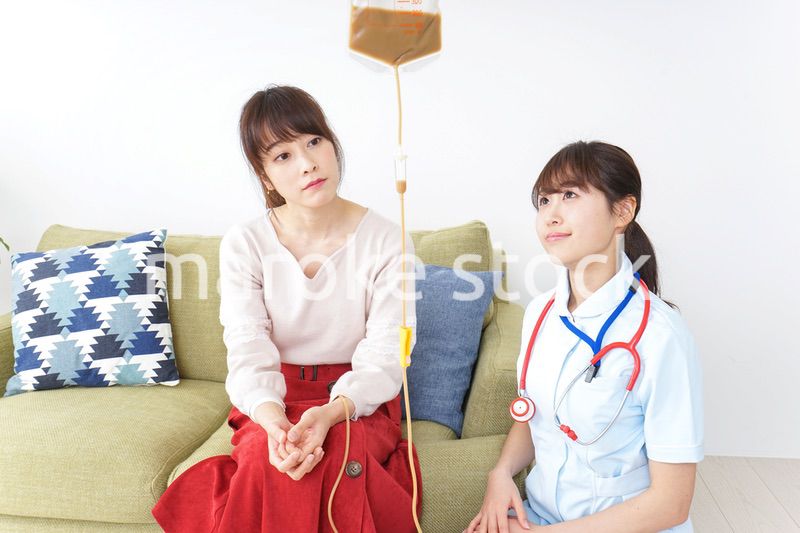 在宅で治療を受ける患者と訪問ナース