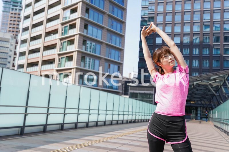 ストレッチをする女性