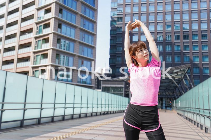ストレッチをする女性