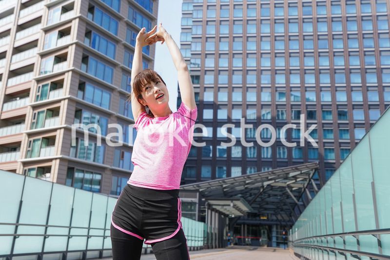 ストレッチをする女性