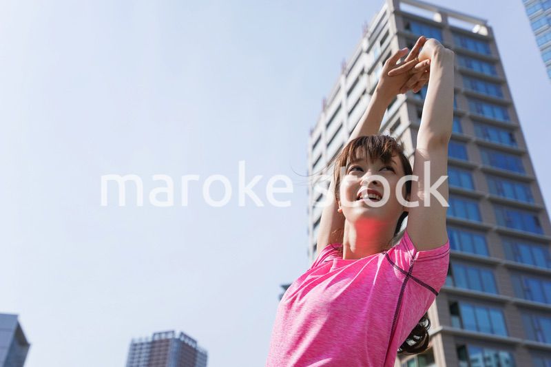ストレッチをする女性