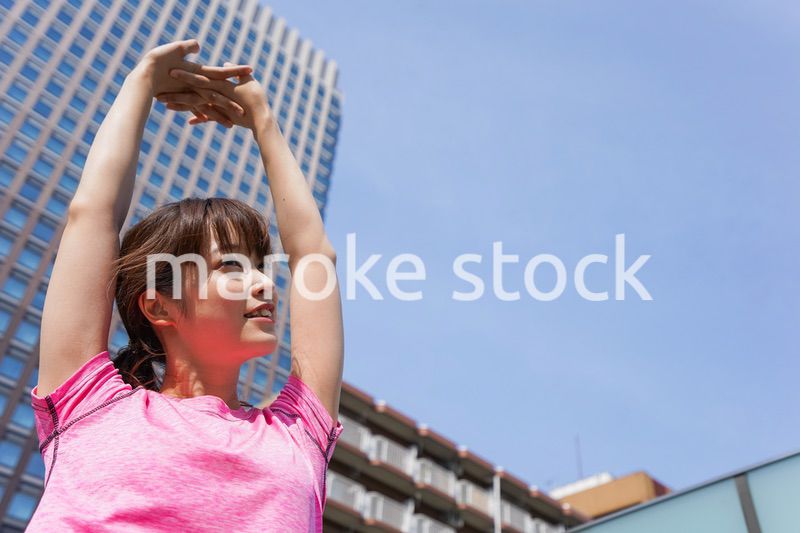 ストレッチをする女性