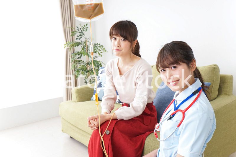 在宅で治療を受ける患者と訪問ナース