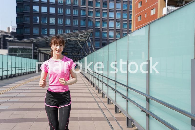 都会でランニングする女性