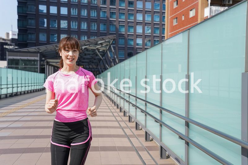 都会でランニングする女性