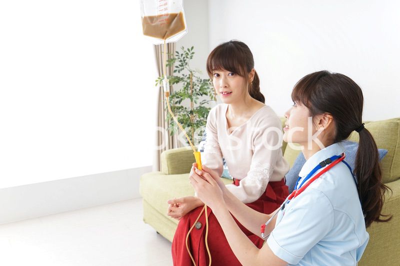 在宅で治療を受ける患者と訪問ナース