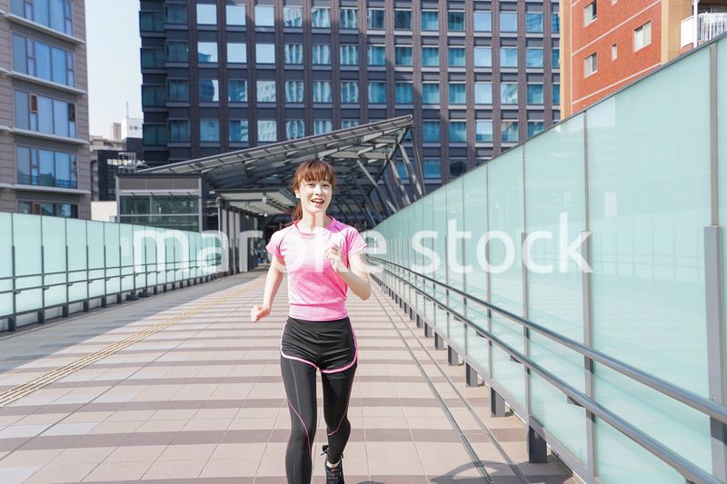 都会でランニングする女性