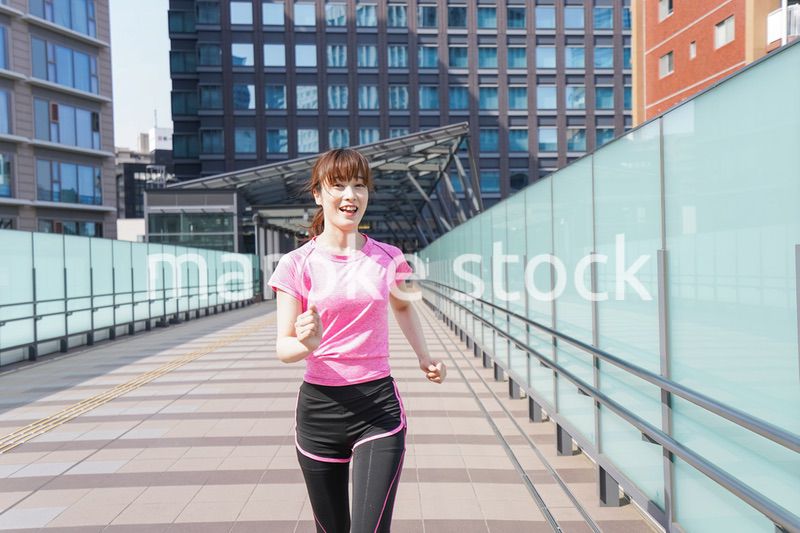 都会でランニングする女性