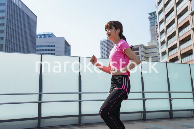 都会でランニングする女性