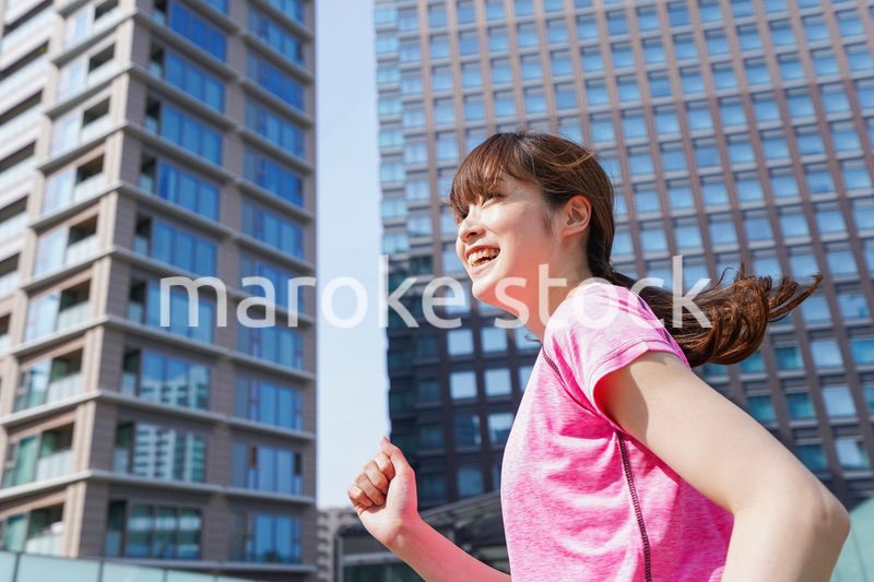 都会でランニングする女性