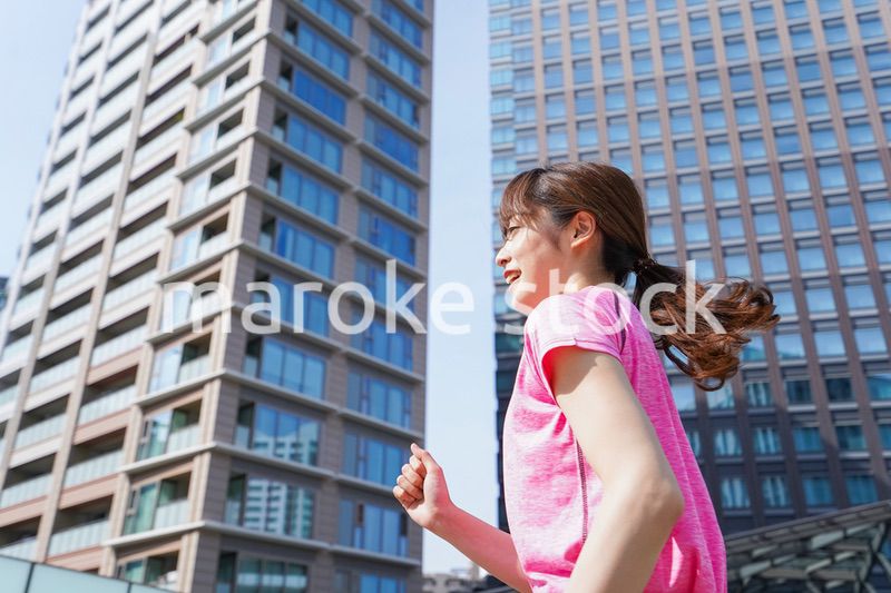 都会でランニングする女性