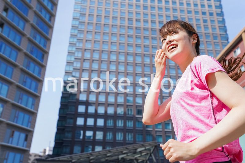 都会でランニングする女性