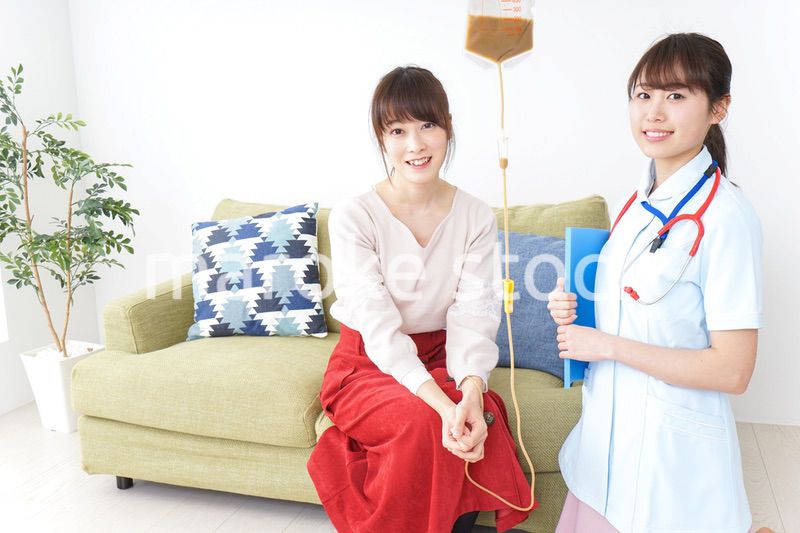 在宅で治療を受ける患者と訪問ナース