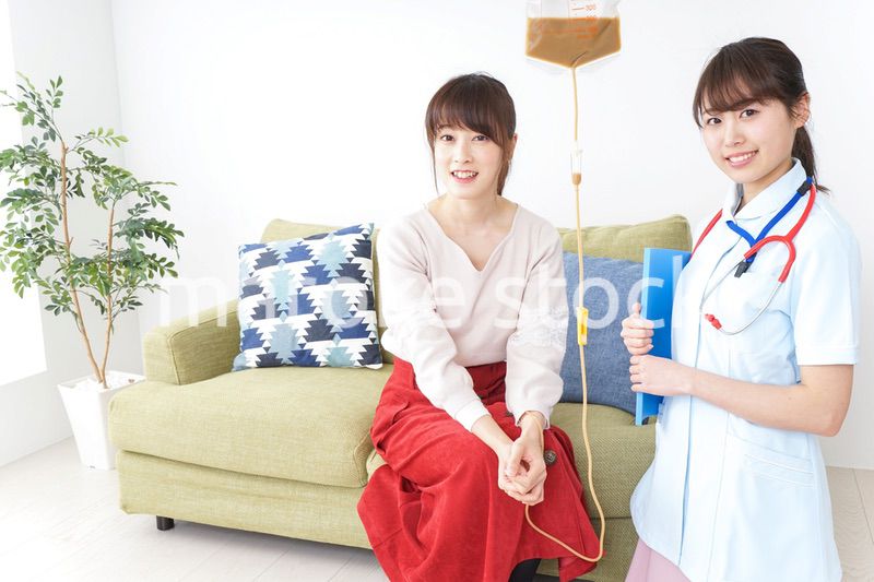 在宅で治療を受ける患者と訪問ナース