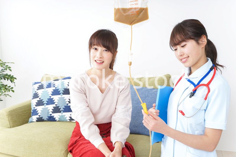 在宅で治療を受ける患者と訪問ナース