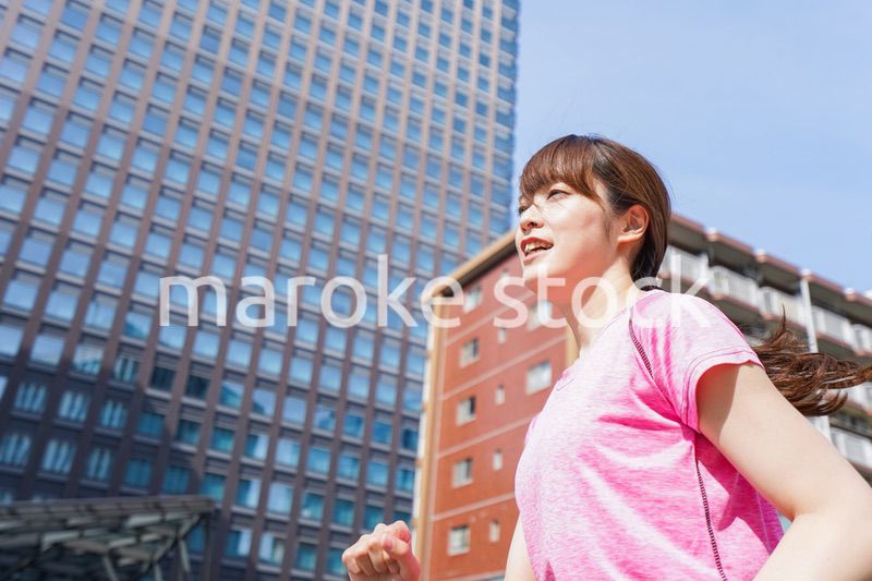 都会でランニングする女性