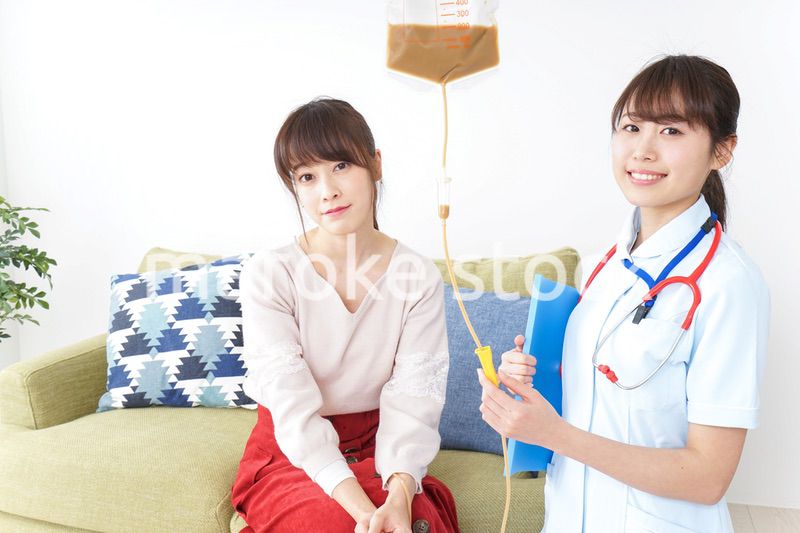 在宅で治療を受ける患者と訪問ナース