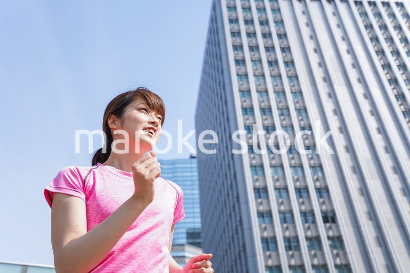 都会でランニングする女性