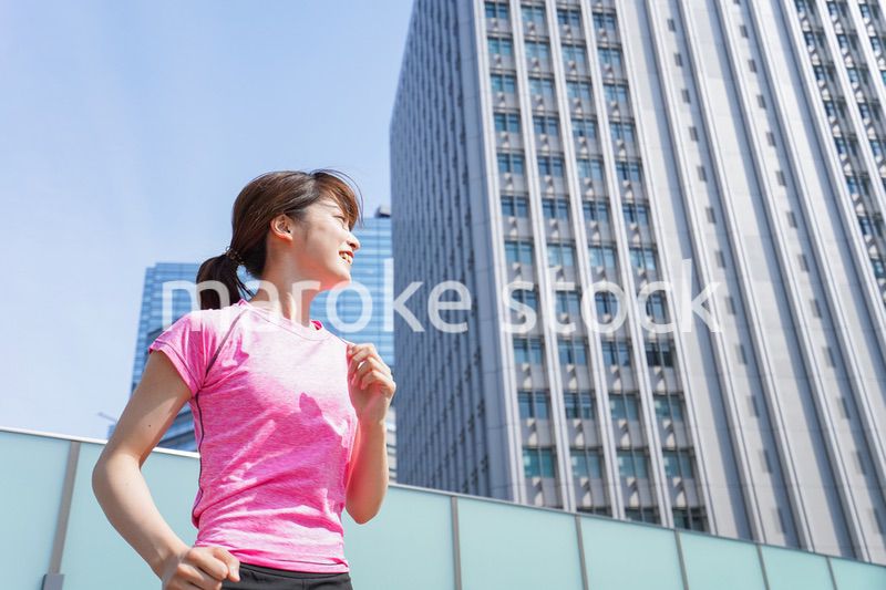 都会でランニングする女性