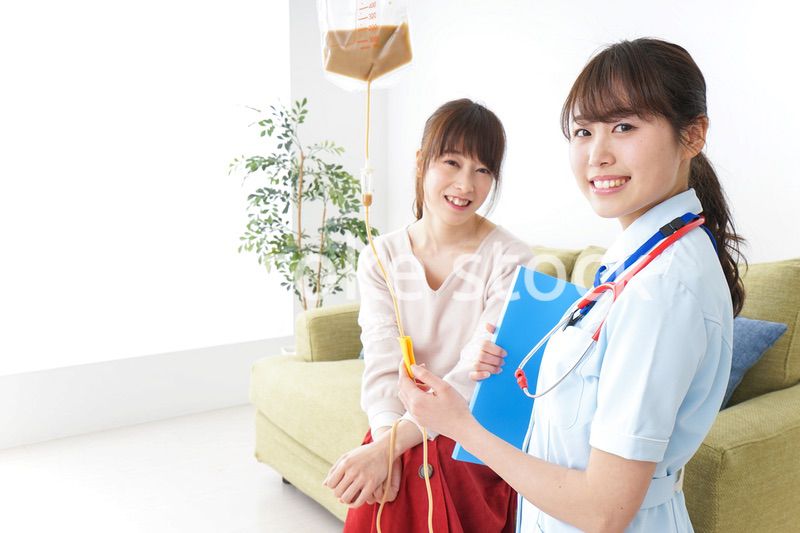 在宅で治療を受ける患者と訪問ナース