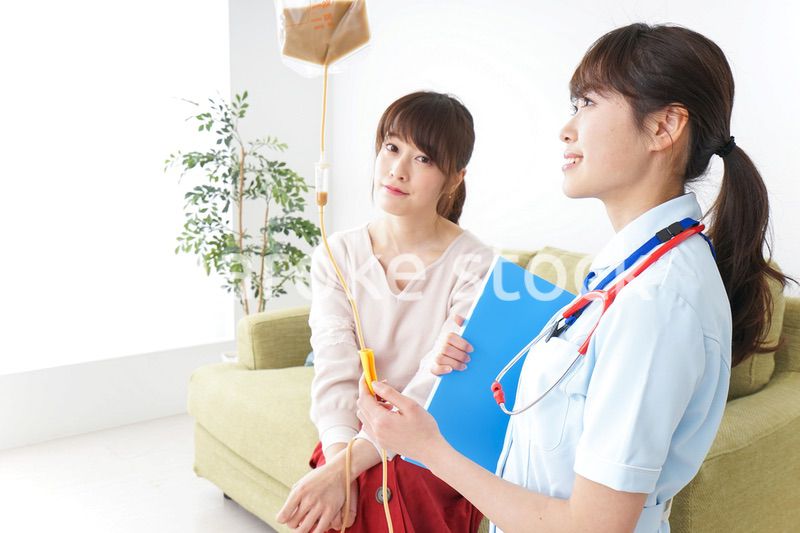 在宅で治療を受ける患者と訪問ナース