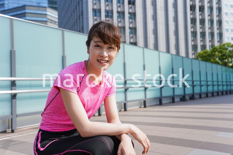 都会でランニングする女性