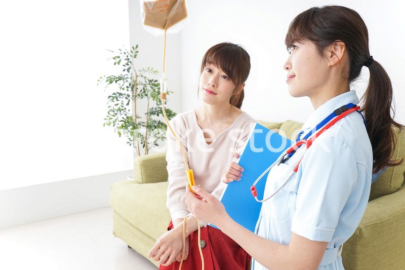 在宅で治療を受ける患者と訪問ナース