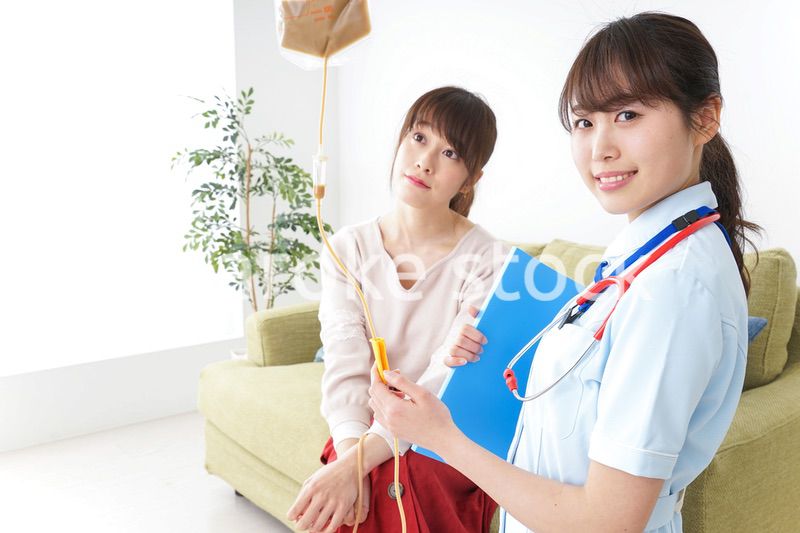 在宅で治療を受ける患者と訪問ナース