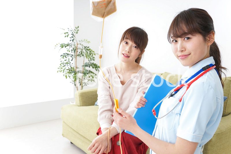 在宅で治療を受ける患者と訪問ナース