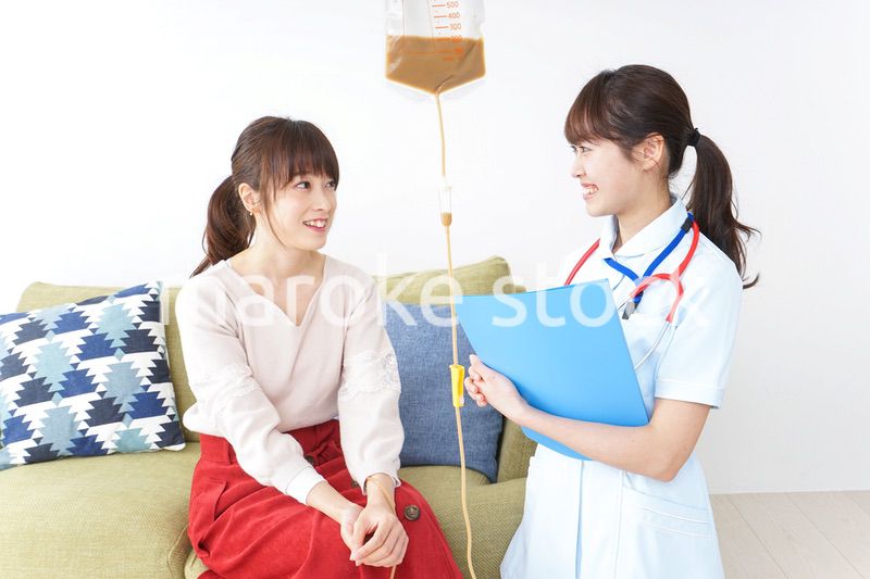 在宅で治療を受ける患者と訪問ナース