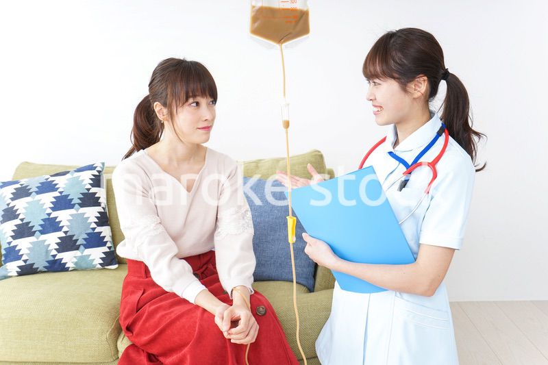 在宅で治療を受ける患者と訪問ナース