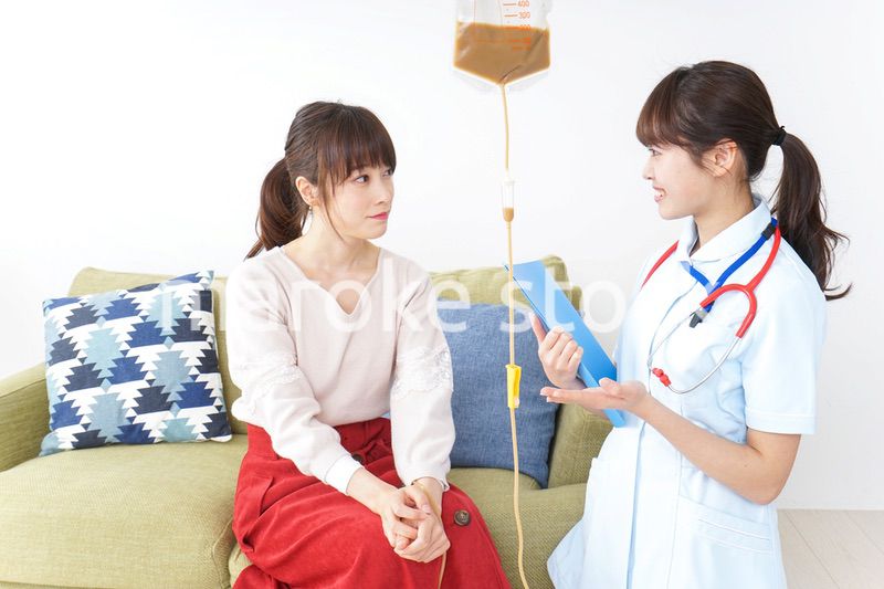 在宅で治療を受ける患者と訪問ナース